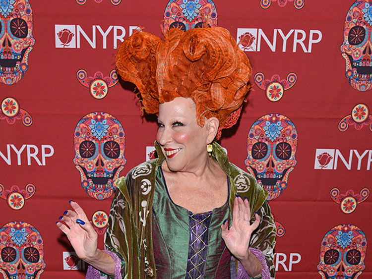 Bette Midler wins Halloween with some Hocus Pocus