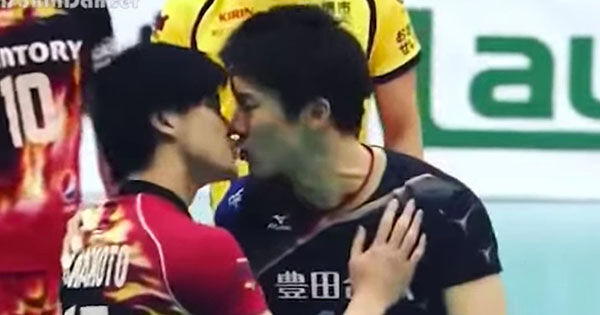 All-Star volleyball players settle their squabble with a kiss
