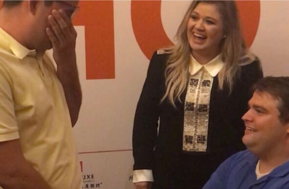 Kelly Clarkson helped this couple get engaged &#038; her reaction is going viral