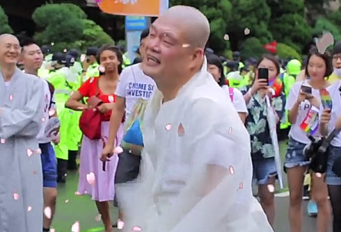 Buddhist monk gets down at Korean queer parade