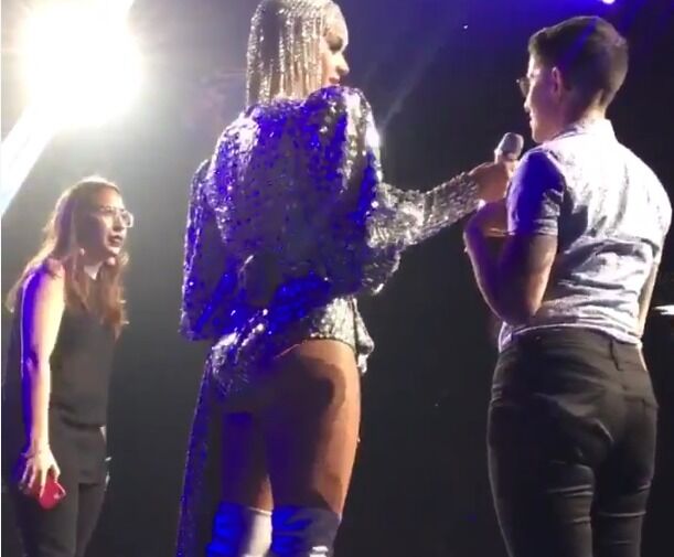 Katy Perry helped a woman propose to her girlfriend on-stage