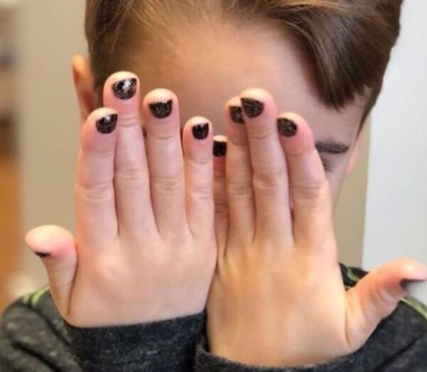 Sarah Michelle Gellar took her 5-year-old to get his nails done &#038; the web went wild for him