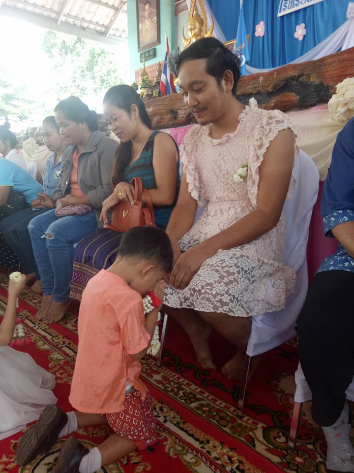 Viral video of single dad wearing a dress for children’s school function is priceless