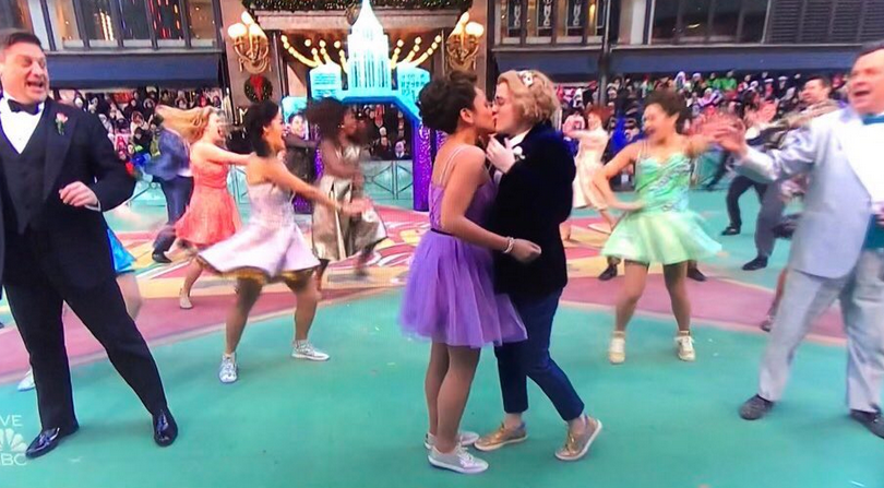 Two women kissed during the Macy's parade & the right wing lost their