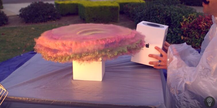 Watch this guy glitter bomb package thieves in the ultimate revenge