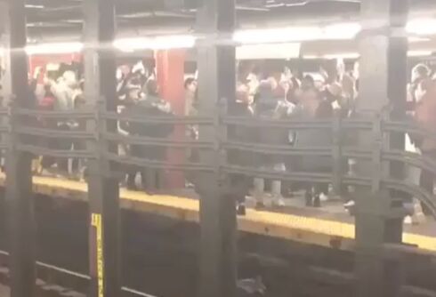 Hundreds of Robyn fans had a massive impromptu dance party on the subway after her concert