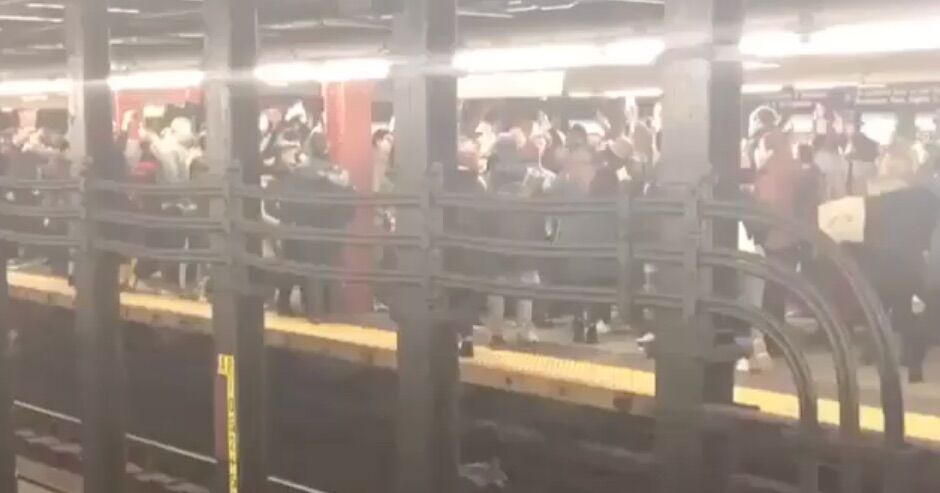 Robyn fans had an impromptu dance party on the NYC subway Penn Station platform