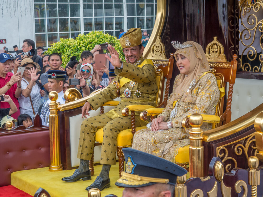 Oct 5, 2017. Brunei's Sultan marked 50 years on the throne with a glittering procession which included the monarch being carried past huge crowds of well-wishers in a chariot.