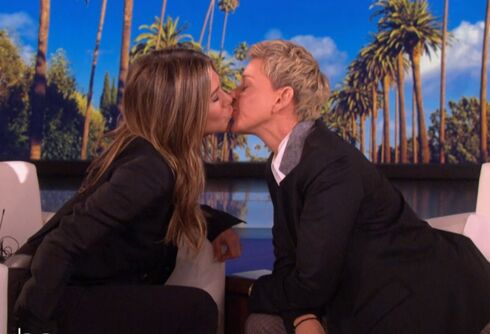 Ellen & Jennifer Aniston kissed on her show