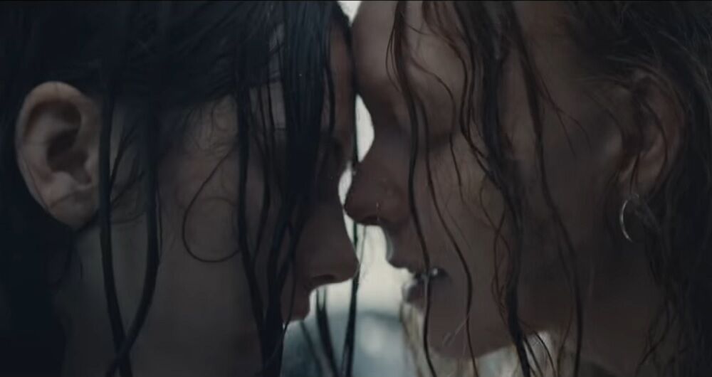 As teens, the two girls in the ad kiss.