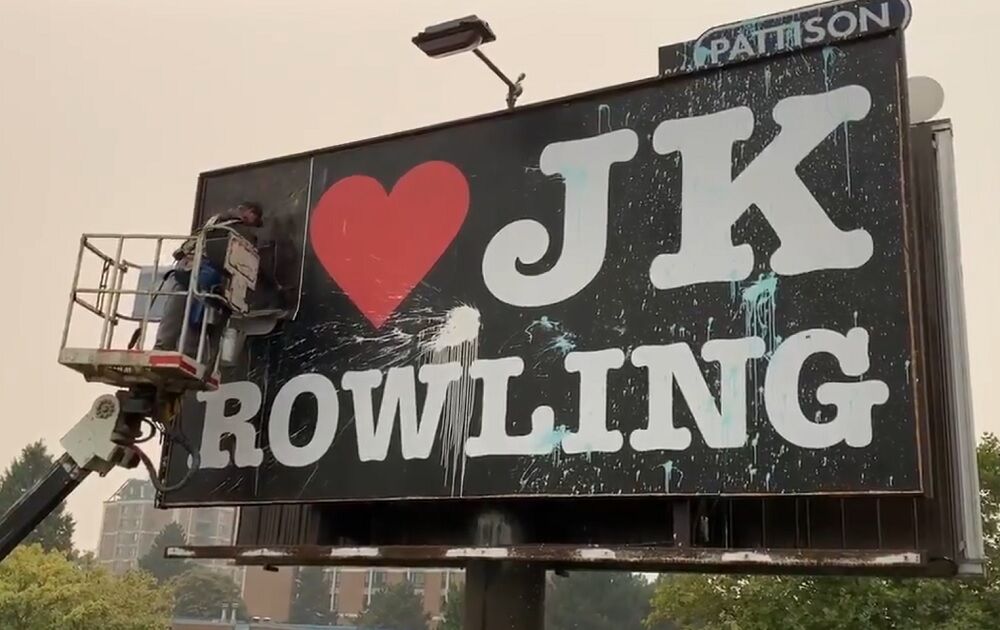 Unhinged JK Rowling fan wearing a sandwich sign arrested after harassing a trans politician