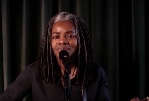 Tracy Chapman sings her moving hit “Talkin’ ’bout a Revolution” on the eve of the election