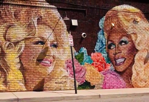 Dolly Parton & RuPaul are together again… in a Southern hair salon’s mural