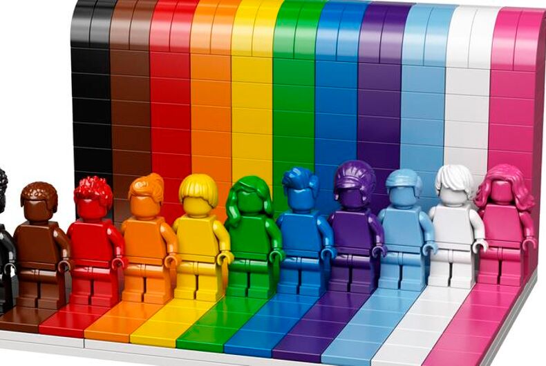 ACTUALIDAD: Los conservadores se quejan furiosamente de que el nuevo set Pride de LEGO es vergonzoso y divisivo - PeliculasyCortosGay.com ACTUALIDAD: Los conservadores se quejan furiosamente de que el nuevo set Pride de LEGO es vergonzoso y divisivo – PeliculasyCortosGay.com - Noticias - PeliculasyCortosGay.com