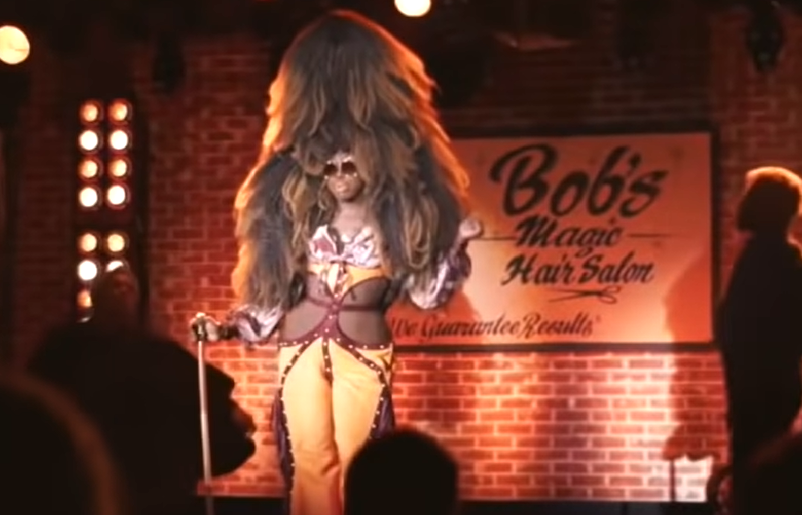 Drag queen s unbelievable show stopping wig reveal goes viral