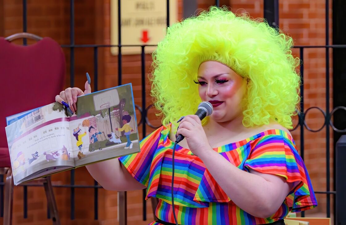 This video shows stark difference between drag queens who read to kids & those who protest them