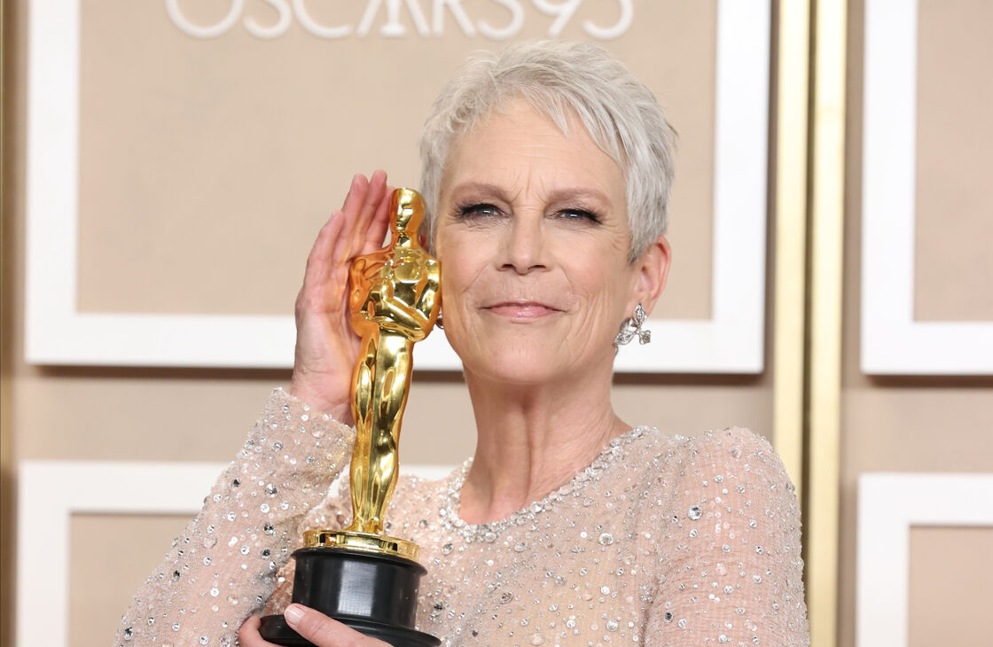 Jamie Lee Curtis tearfully gives her Oscar they/them pronouns to support her trans daughter