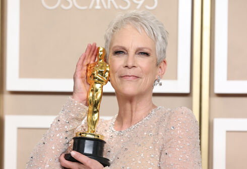 Jamie Lee Curtis tearfully gives her Oscar they/them pronouns to support her trans daughter