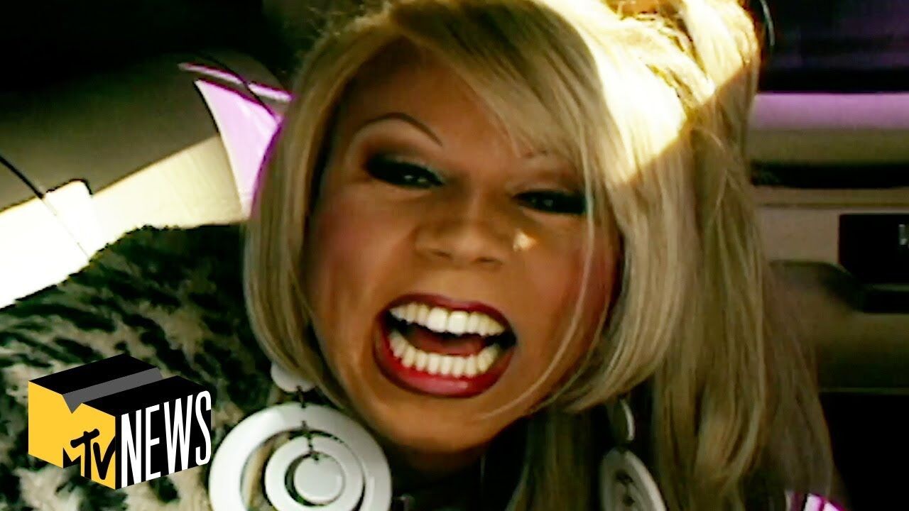 She has one thing to say: RuPaul works the mall like it’s 1993