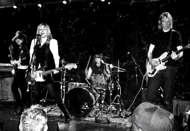 Schemel (center) performing with mid-1990s Hole lineup, 2012