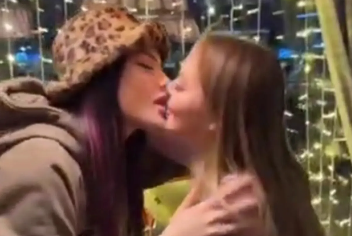 The women kissing