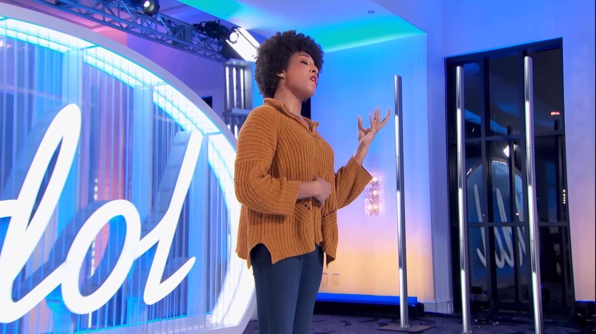 Trans ‘American Idol’ contestant blows judges away & gets standing ovation from Katy Perry
