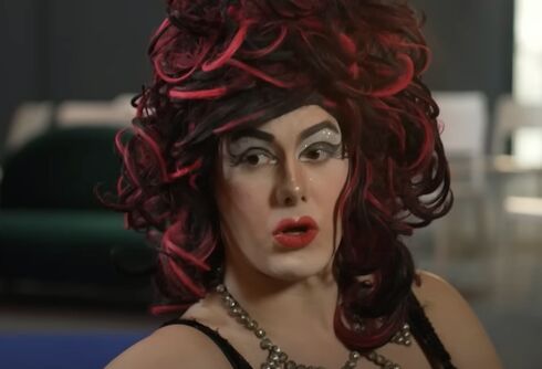 Creep threatens to “cut up” & throw drag queen into the river over kids’ story event