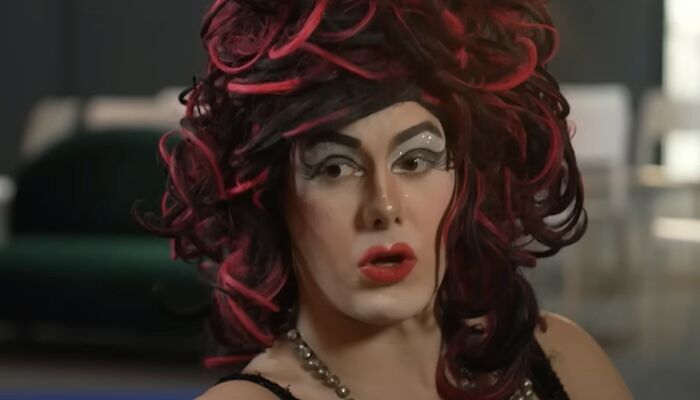 Creep threatens to “cut up” drag queen & throw her into river over kids’ story event