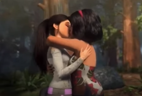 Christian conservatives freak out over lesbian kiss in “Jurassic World” cartoon