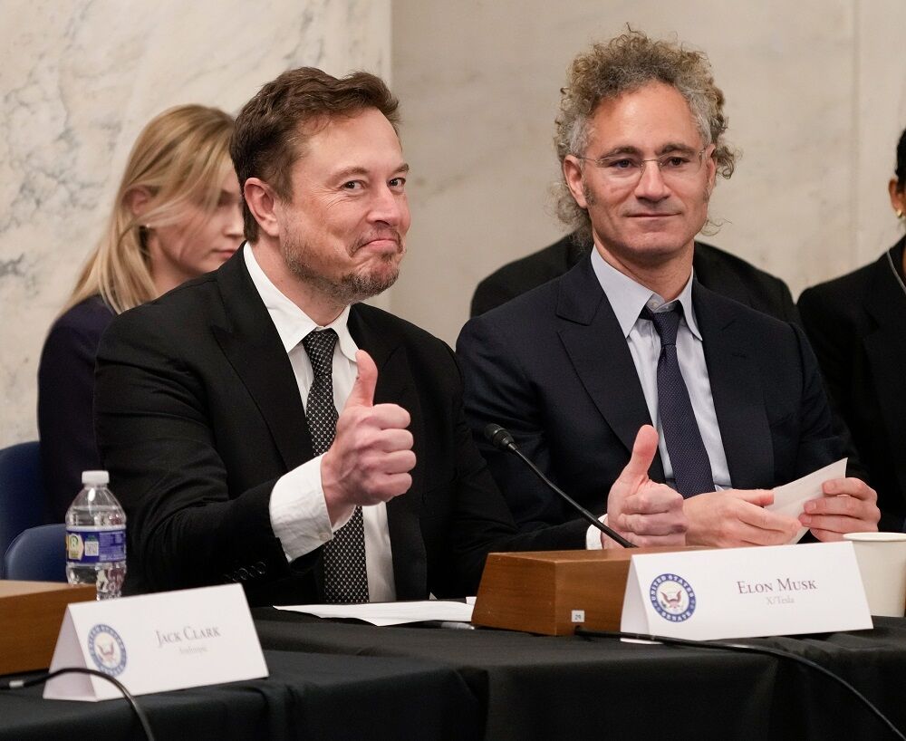 Elon Musk (l) gives a thumbs up to a reporter's question on Sept. 13, 2023 in Washington D.C.