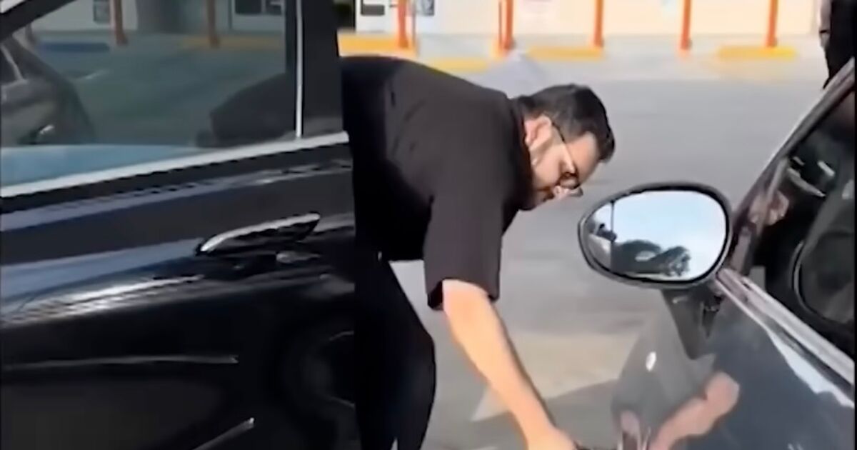 Man caught on video slashing trans woman’s tire & threatening to stab her Man caught on video slashing trans woman’s tire & threatening to stab her